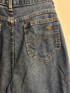 chic High-Rise Blue Denim Jeans with Embroidered Back Pocket